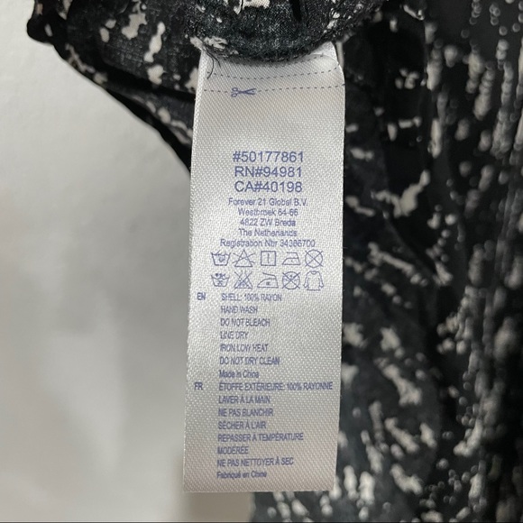 Forever 21 Black Patterned Hi-Low Top - Picture 7 of 7